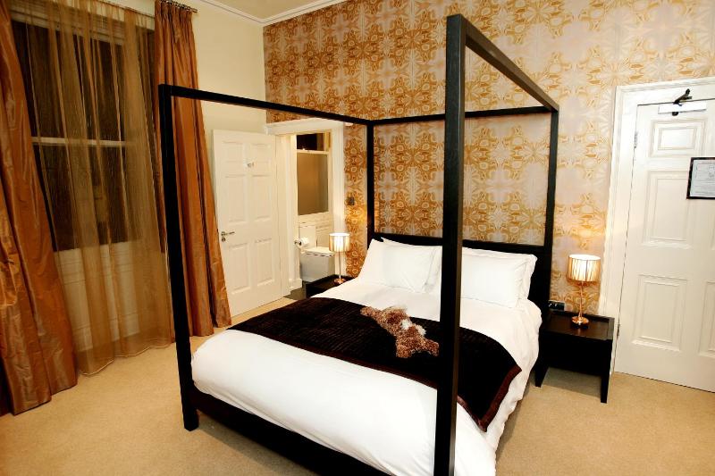 Double Room with Four Poster Bed image 2