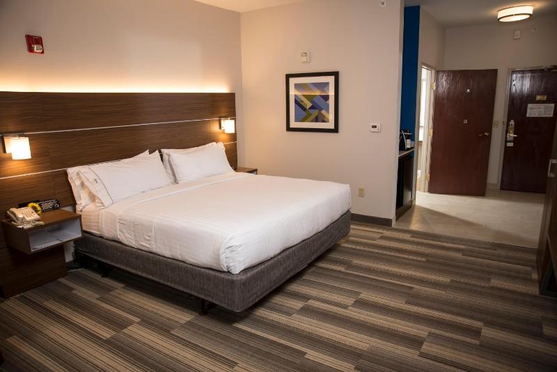 Standard King Room image 2