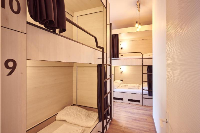 Bed in 6-Bed Mixed Dormitory Room image 3