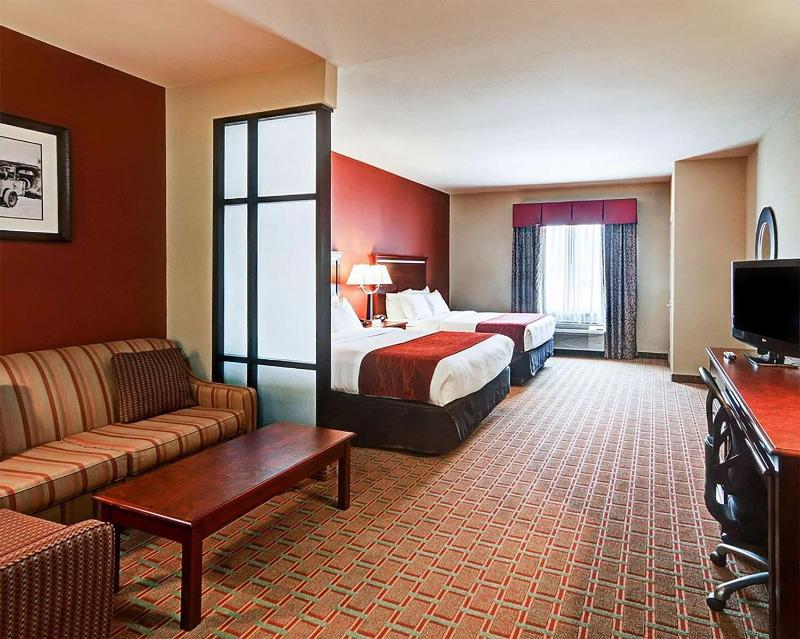 Two-Bedroom Queen Suite with Sofa Bed image 2