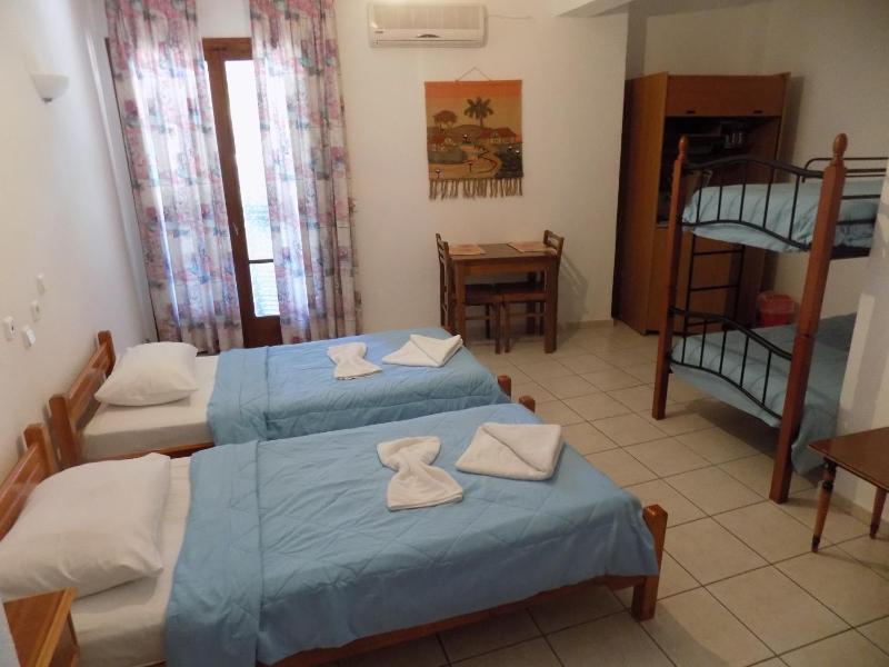 Quadruple Room with Balcony image 4