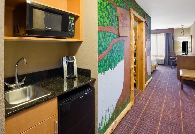Queen Suite with Two Bunk Beds image 2
