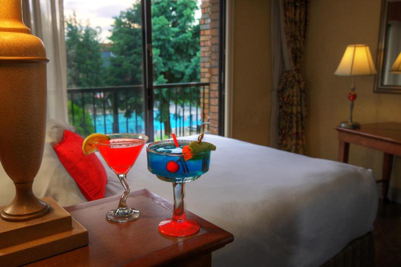 Queen Room with Two Queen Beds with Pool View image 2