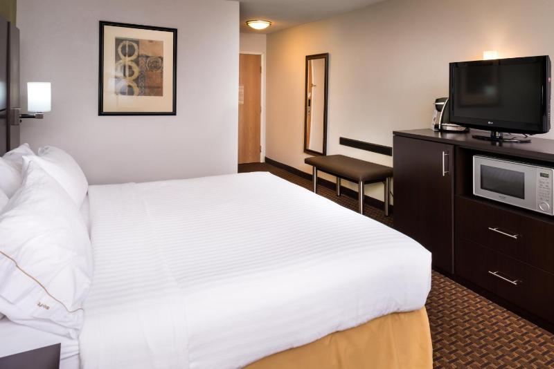 Standard King Room image 3