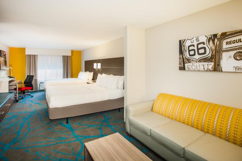 Queen Suite with Two Queen Beds image 3