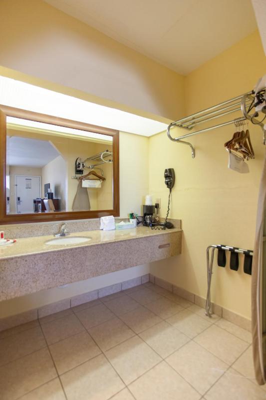 Double Room with Two Double Beds - Smoking image 4