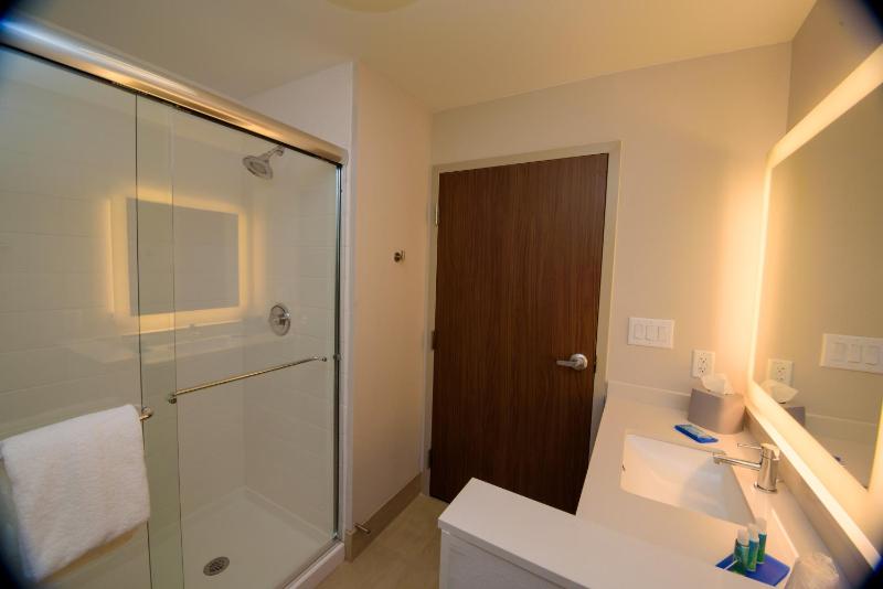 Standard King Room image 2