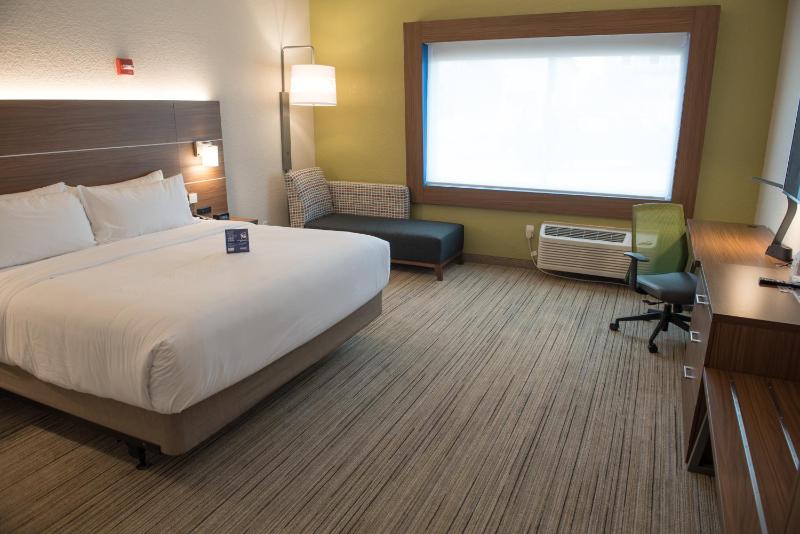 Standard King Room image 2