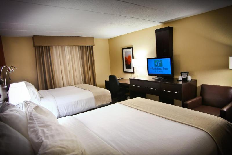 Queen Room with Two Queen Beds image 3