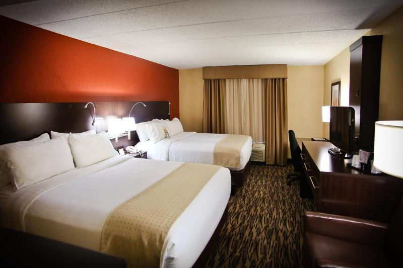 Queen Room with Two Queen Beds image 2