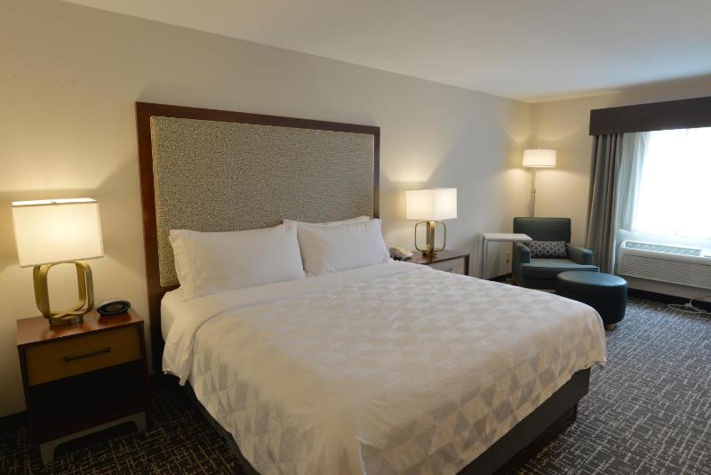 Standard King Room image 2