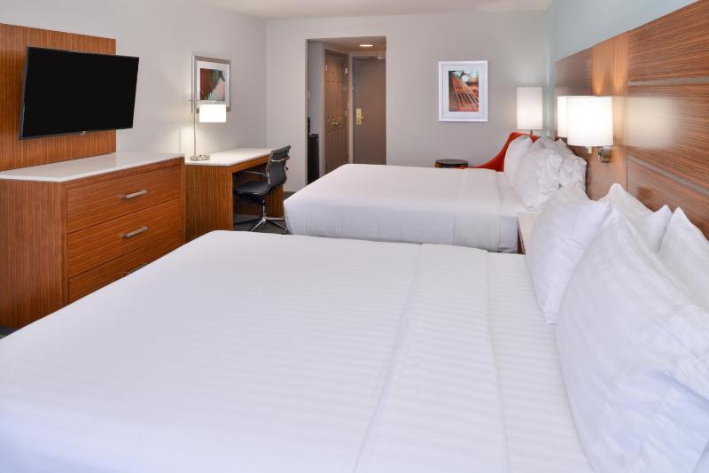 Standard Double Room with Two Double Beds image 2