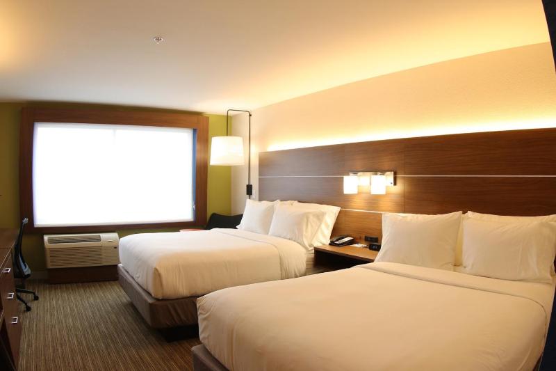 Executive Queen Room with Two Beds - Non-Smoking image 2