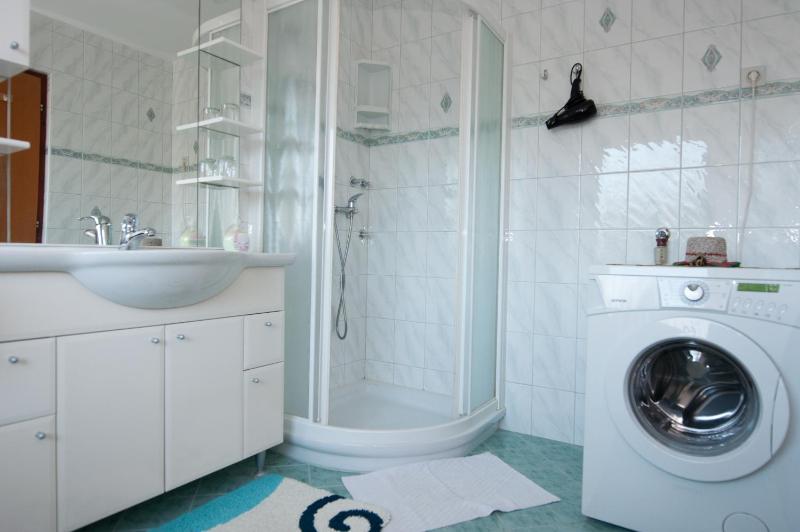 Double Room with Balcony and Shared Bathroom image 3