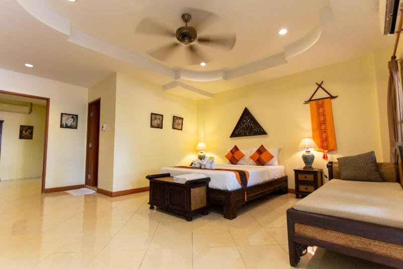 Chang Charlie Inn Boutique - image 8