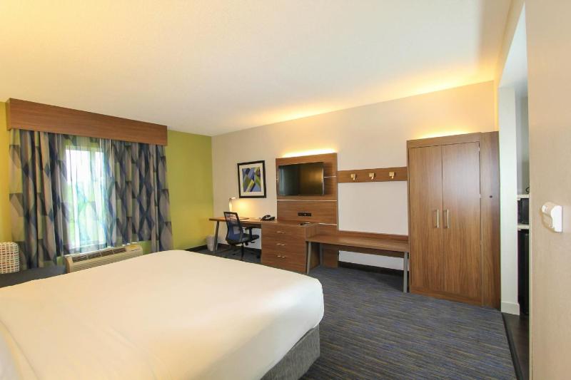 Deluxe King Room - Hearing Accessible  image 2