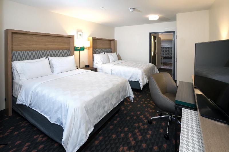 Standard Queen Room with Two Queen Beds image 2