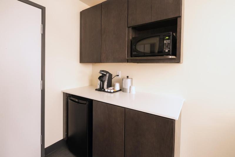 One-Bedroom King Suite with Sofa Bed image 3