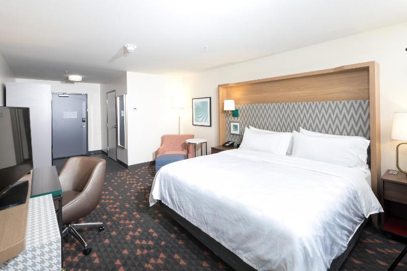 Standard King Room image 3