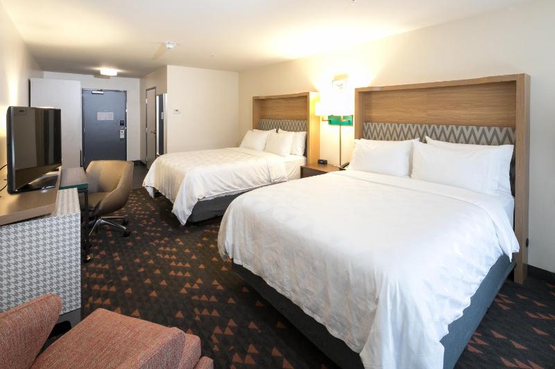 Standard Queen Room with Two Queen Beds image 3