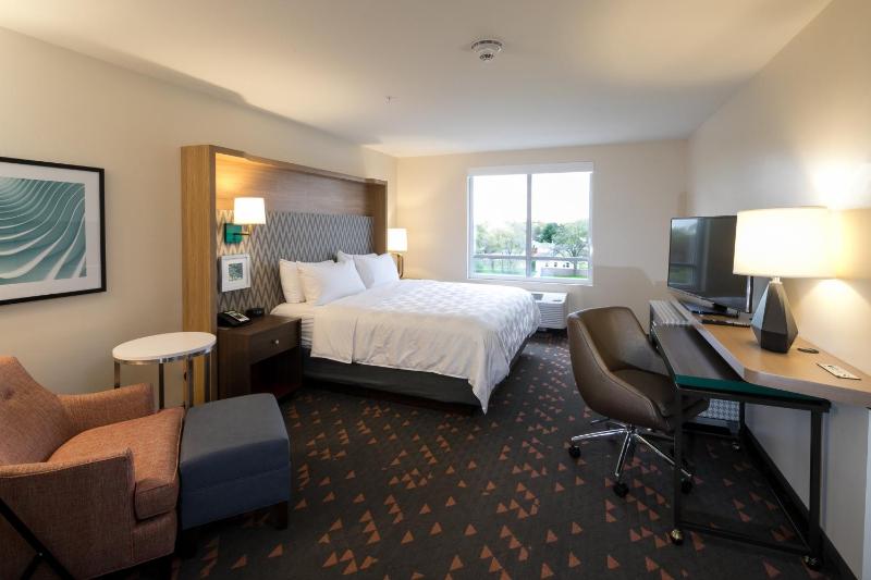 Standard King Room image 2