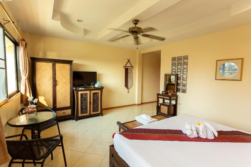 Chang Charlie Inn Boutique - image 12