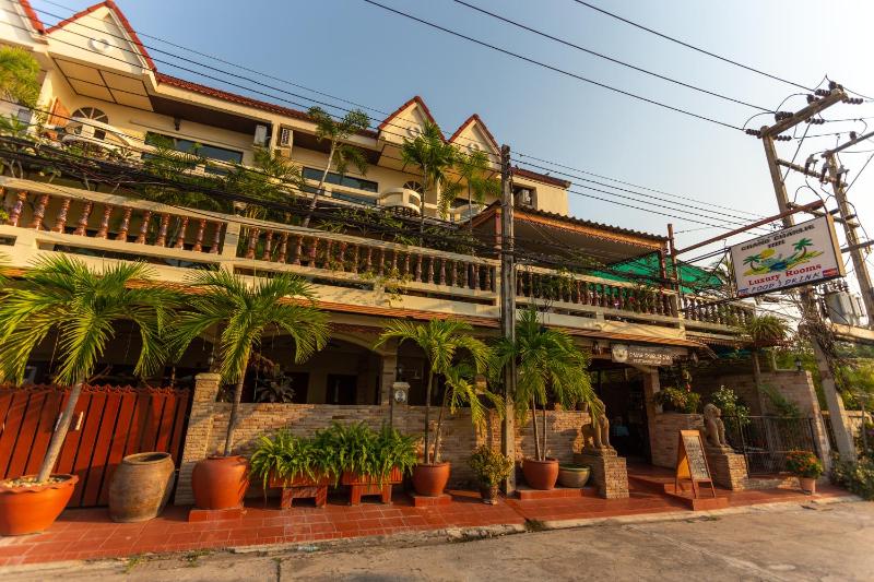 Chang Charlie Inn Boutique - image 16
