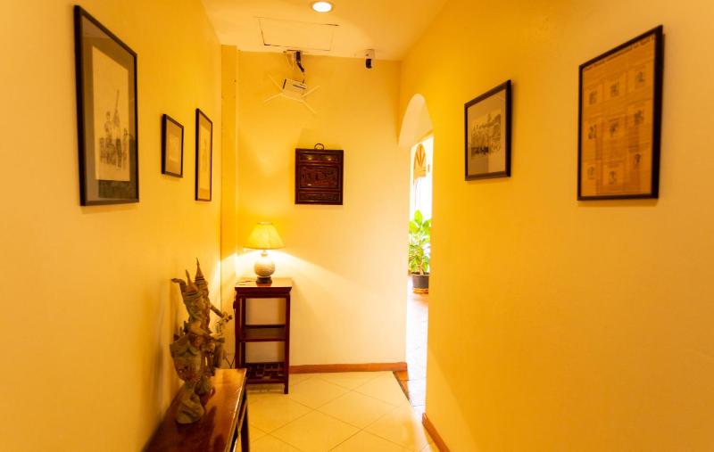 Chang Charlie Inn Boutique - image 2