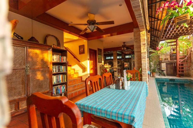 Chang Charlie Inn Boutique - image 11