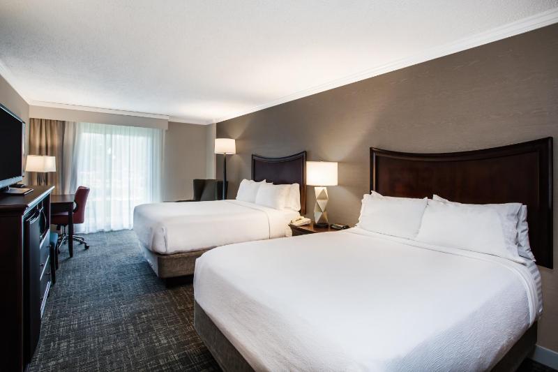 Queen Room with Pool View image 1