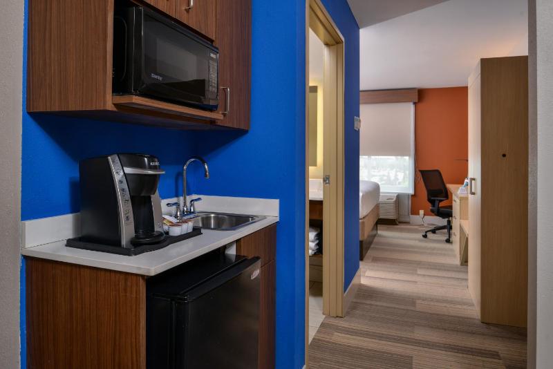King Suite - Non-Smoking image 2