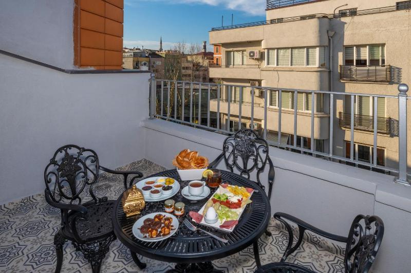 Deluxe Double Room with Balcony image 2