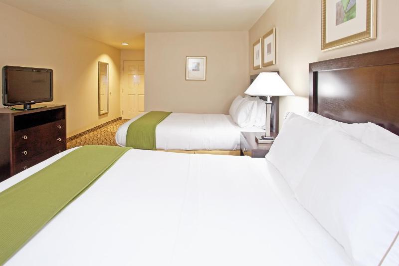 Standard Room with Two Queen Beds image 1