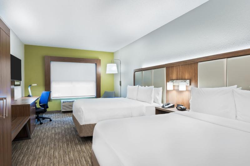 Standard Queen Room with Two Queen Beds - Communications Accessible image 3