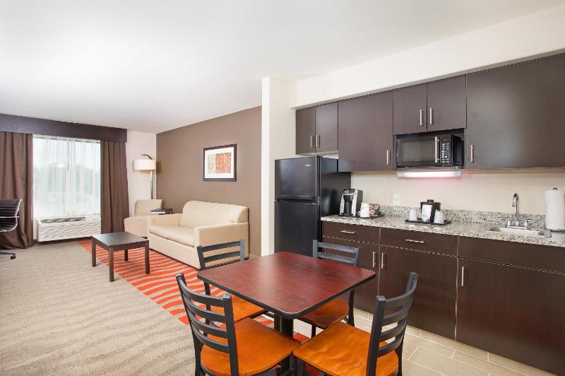 Executive Queen Room with Two Queen Beds image 3