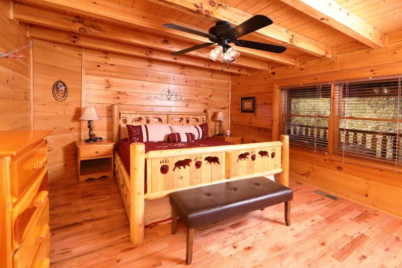 Rustic Cabin in the Smoky Mountains with Majestic Mountain View - image 6