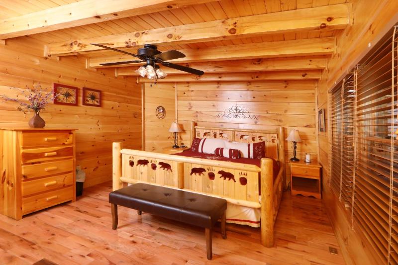 Rustic Cabin in the Smoky Mountains with Majestic Mountain View - image 11