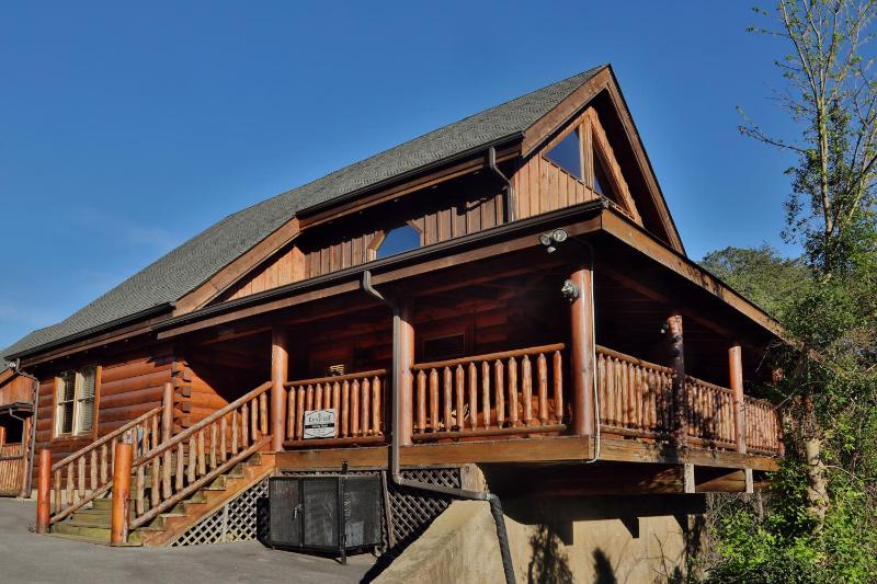 Rustic Cabin in the Smoky Mountains with Majestic Mountain View - image 3