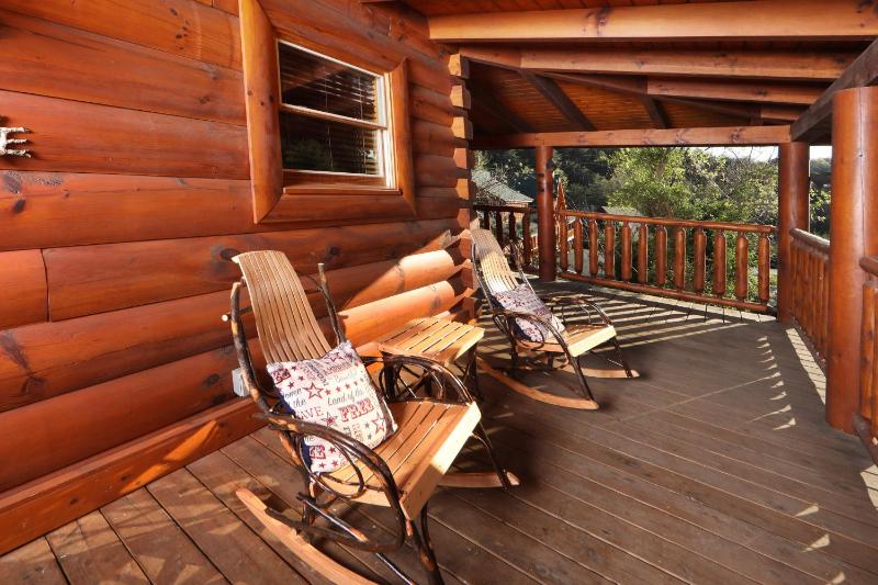 Rustic Cabin in the Smoky Mountains with Majestic Mountain View - image 2