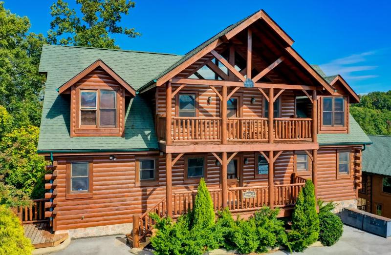 Nine-Bedroom House image 1