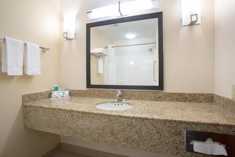 Standard King Room image 4