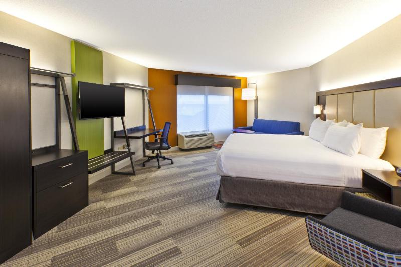 Standard King Room image 4