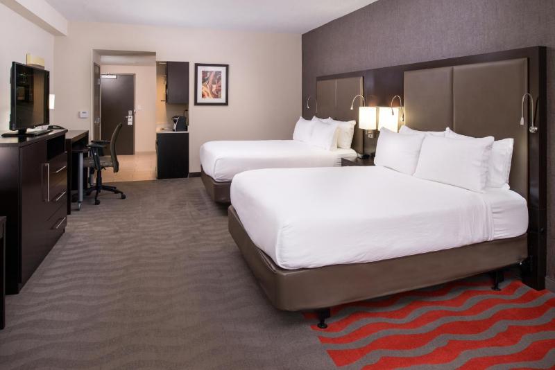 Standard Queen Room with Two Queen Beds and Mobility Accessible Tub image 4