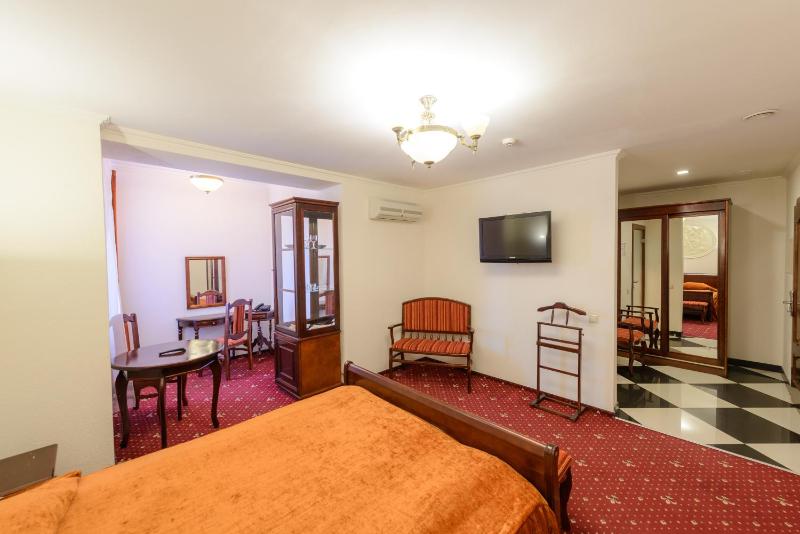 Standard Double Room image 3