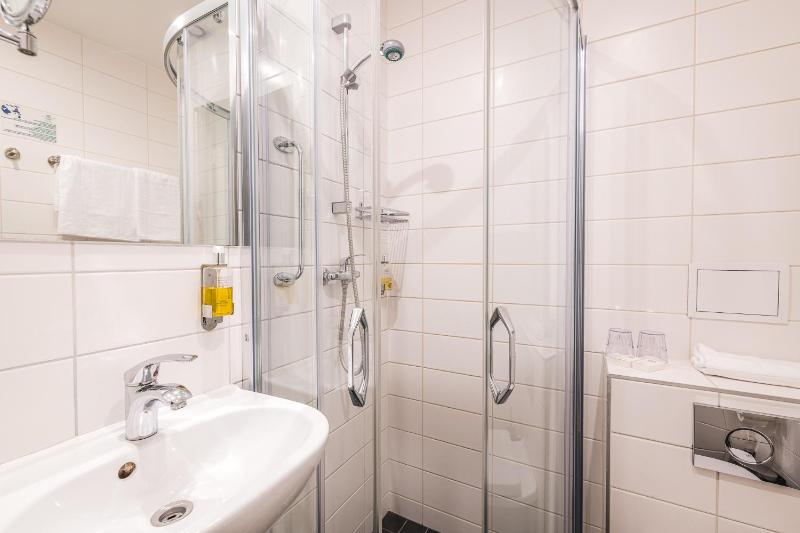Standard Double or Twin Room with Gym Access image 3
