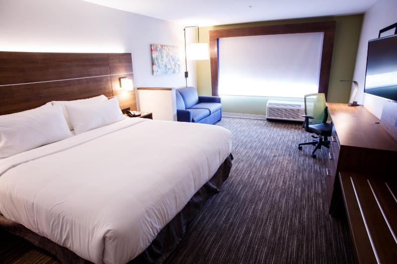 Standard King Room image 2