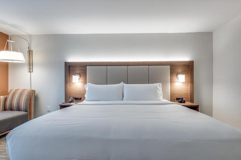 Standard King Room image 4