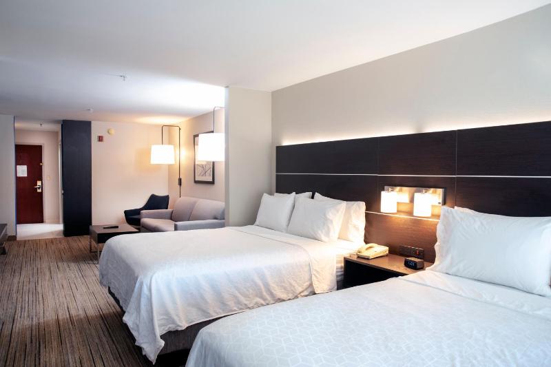Queen Suite with Two Queen Beds and Sofa Bed image 3