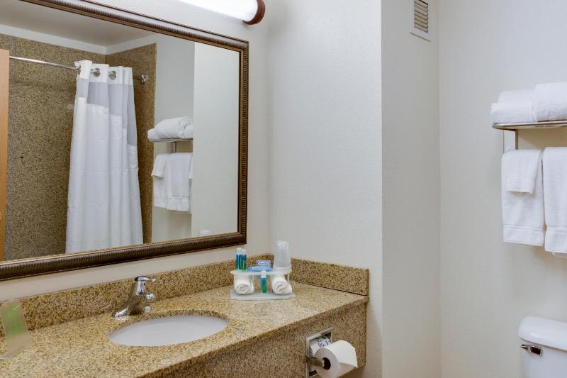 Standard King Room image 2