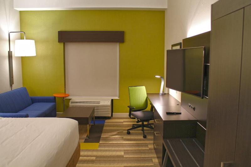 Deluxe King Room image 3